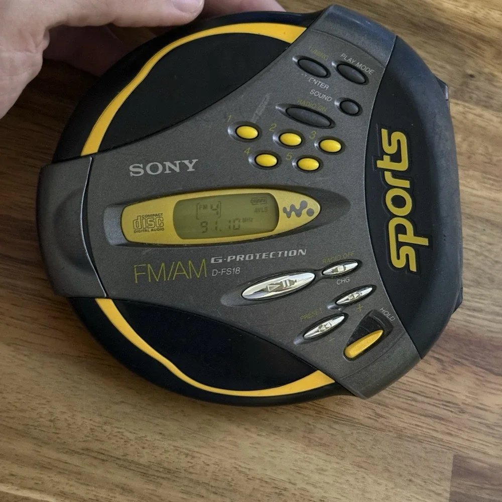 Sony Sports D-FS18 Portable CD Player Discman FM/AM Radio ONLY RADIO WORKS AS IS